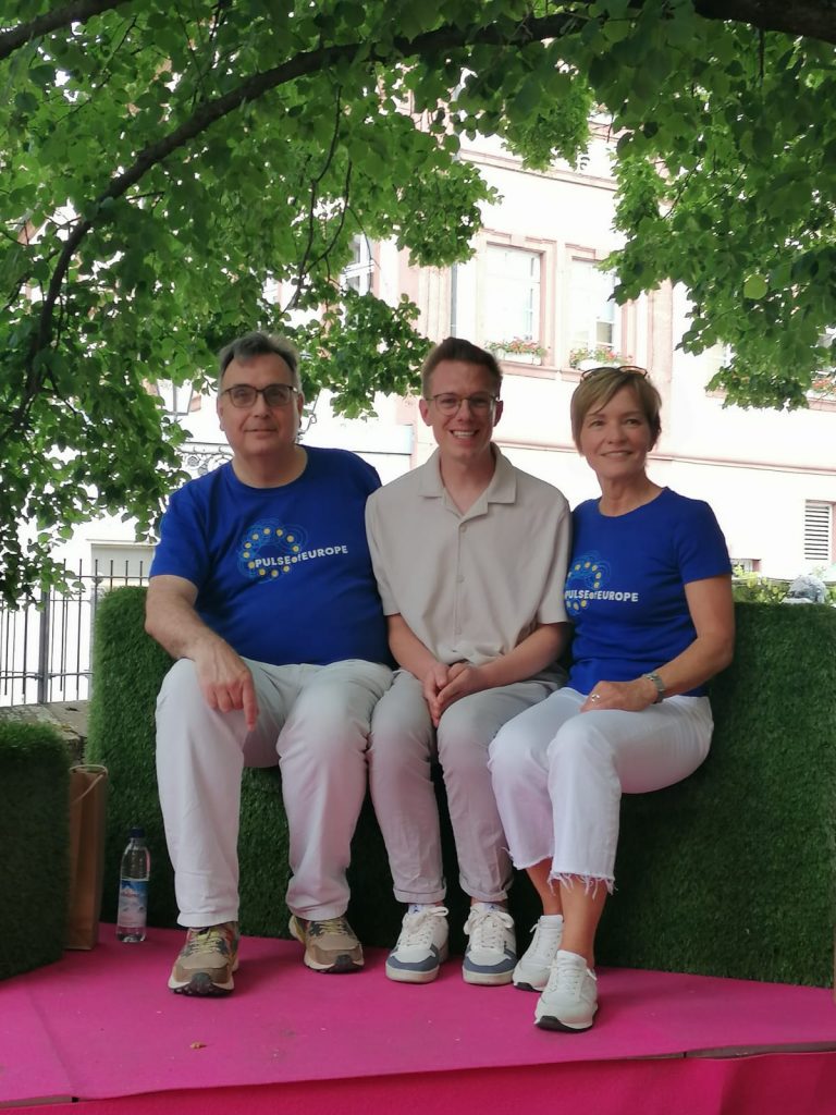 Pulse of Europe e.V. macht sich stark für Europa. Und alle können mitmachen!

Jonathan Danige mit Wolf Peter Kaczmarczyk und Evelin König im Gespräch.